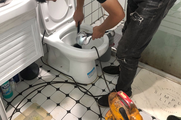 曲阜马桶堵塞自己疏通还是找师傅?专业上门服务让你省时更省心